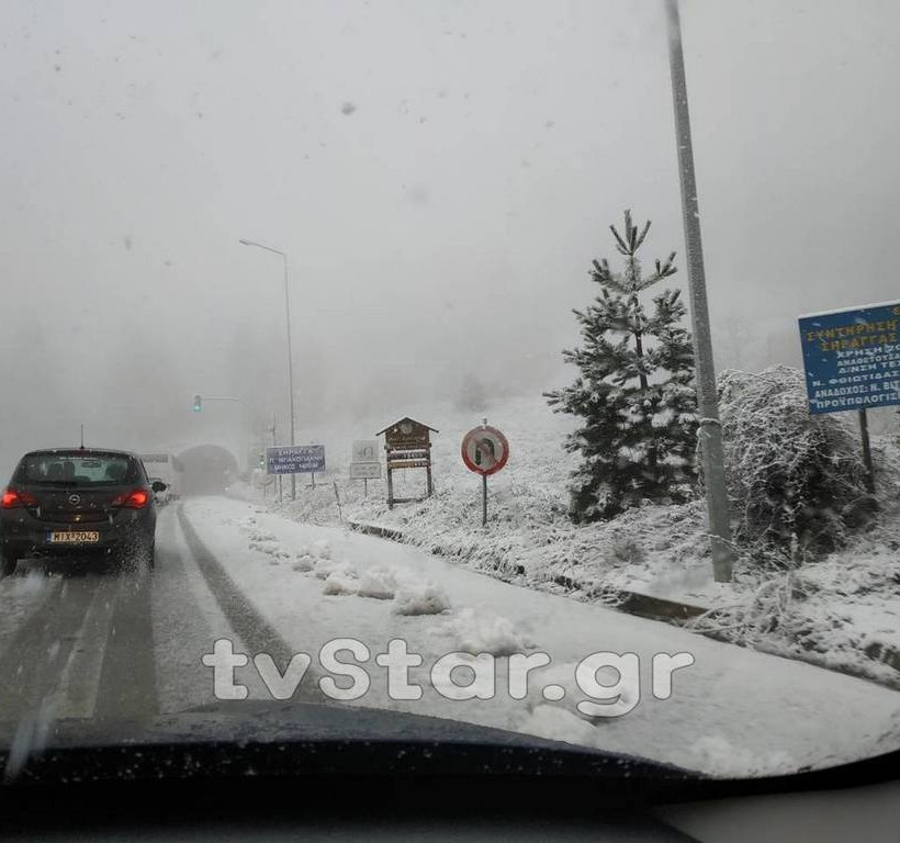 Κακοκαιρία: Ο χιονιάς «χτυπά» την Ελλάδα – Ποιες περιοχές «ντύθηκαν στα λευκά