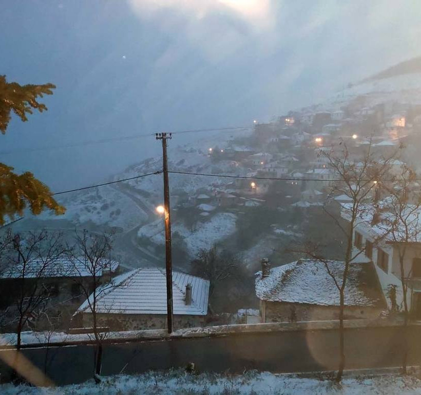 Κακοκαιρία: Ο χιονιάς «χτυπά» την Ελλάδα – Ποιες περιοχές «ντύθηκαν στα λευκά