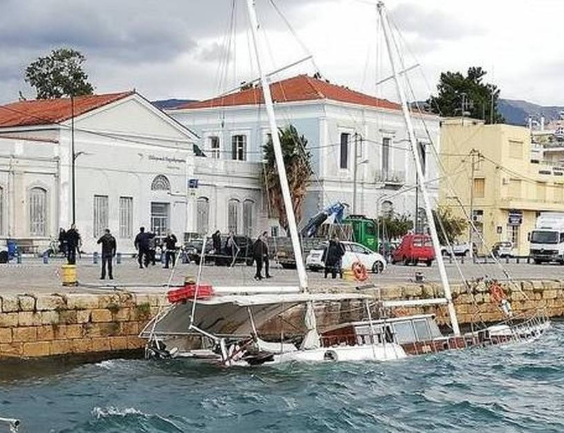Απίστευτες εικόνες: Σκάφος βυθίζεται στο λιμάνι της Καλαμάτας (pics)