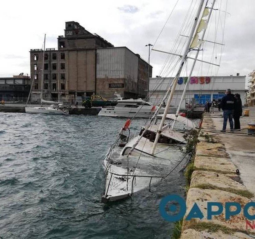 Απίστευτες εικόνες: Σκάφος βυθίζεται στο λιμάνι της Καλαμάτας (pics)
