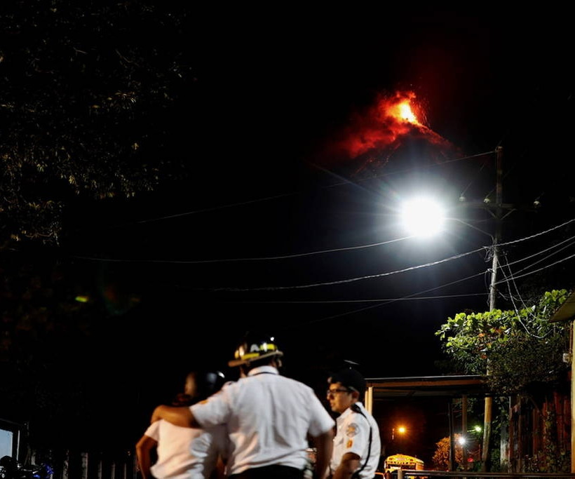 Ο τρόμος επιστρέφει στη Γουατεμάλα: Πέτρες, φωτιά και τοξικά αέρια ξερνάει το ηφαίστειο Φουέγκο
