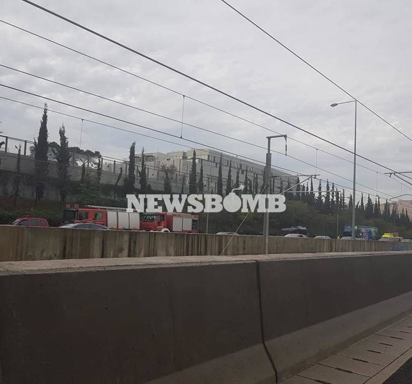 Στις φλόγες αυτοκίνητο στην Αττική Οδό: Ουρές χιλιομέτρων (pics+vid)