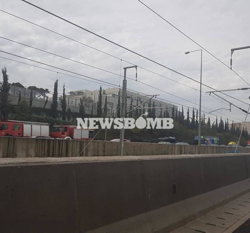 Στις φλόγες αυτοκίνητο στην Αττική Οδό: Ουρές χιλιομέτρων (pics+vid)