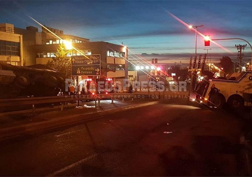  Νταλίκα ντελαπάρισε στου Ρέντη - Μεγάλο μποτιλιάρισμα και ταλαιπωρία στους δρόμους (vid+pics)