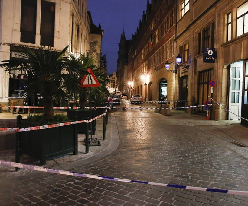 Συναγερμός στις Βρυξέλλες: Άνδρας μαχαίρωσε αστυνομικό φωνάζοντας «Αλλάχ ου ακμπάρ» (pics)