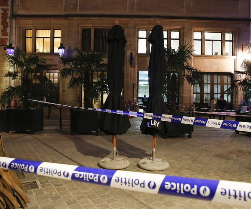 Συναγερμός στις Βρυξέλλες: Άνδρας μαχαίρωσε αστυνομικό φωνάζοντας «Αλλάχ ου ακμπάρ» (pics)