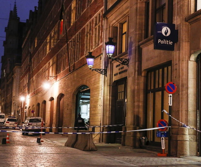 Συναγερμός στις Βρυξέλλες: Άνδρας μαχαίρωσε αστυνομικό φωνάζοντας «Αλλάχ ου ακμπάρ» (pics)