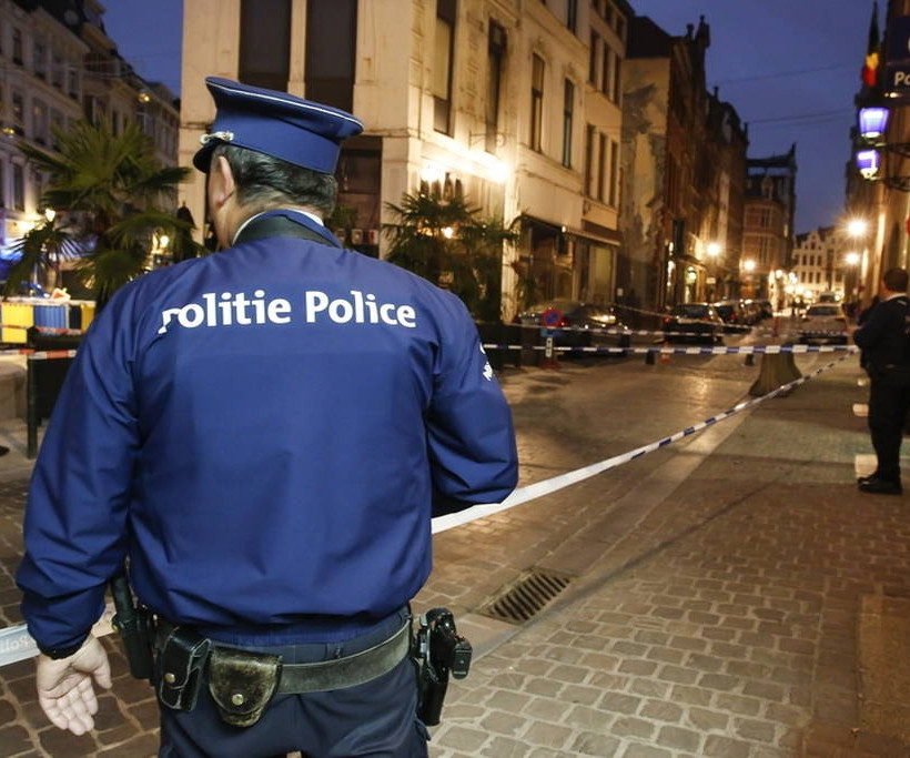 Συναγερμός στις Βρυξέλλες: Άνδρας μαχαίρωσε αστυνομικό φωνάζοντας «Αλλάχ ου ακμπάρ» (pics)