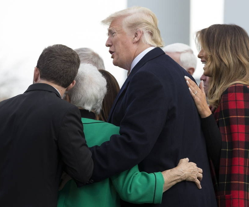 Τα Χριστούγεννα «έφτασαν» στο Λευκό Οίκο: Τραμπ και Μελάνια υποδέχθηκαν το δέντρο (pics)