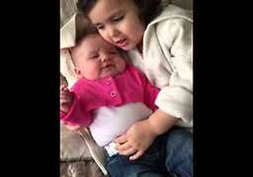 Κοριτσάκι τραγουδάει στο αδελφάκι του για να σταματήσει το κλάμα... Και τα καταφέρνει (vid)