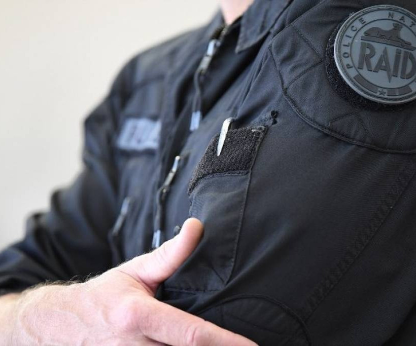 Συναγερμός στη Γαλλία: Άνδρας απειλεί με χειροβομβίδα να ανατιναχθεί σε εμπορικό κέντρο (pics+vid)