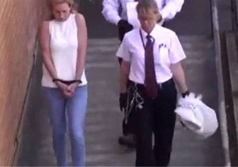 ΣΟΚ: Διεστραμμένη καθηγήτρια βασάνιζε ανήλικο μαθητή της ενώ έκαναν σεξ (pics)