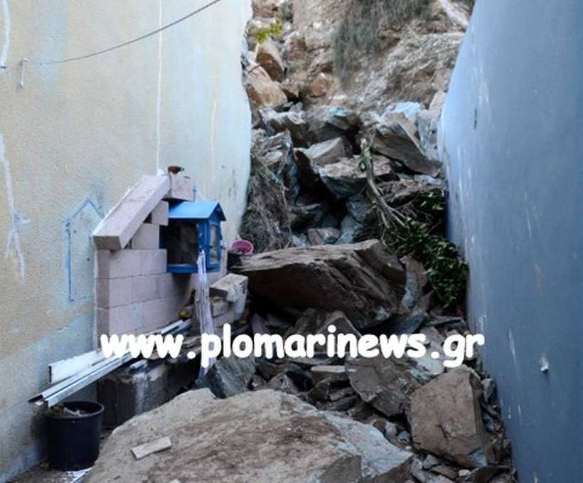Μυτιλήνη: Συγκλονιστικές εικόνες από κατολίσθηση – Βράχοι «έπνιξαν» σπίτια (pics-vid)