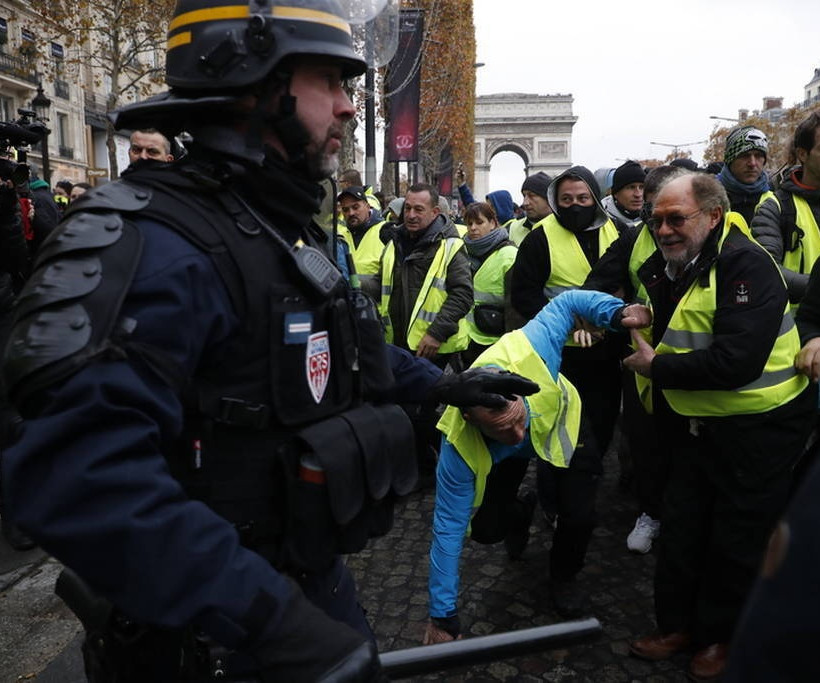 «Έξαλλος» ο Μακρόν με τα «κίτρινα γιλέκα»: «Αυτό δεν ήταν διαδήλωση, ήταν πόλεμος» (Pics+Vids)