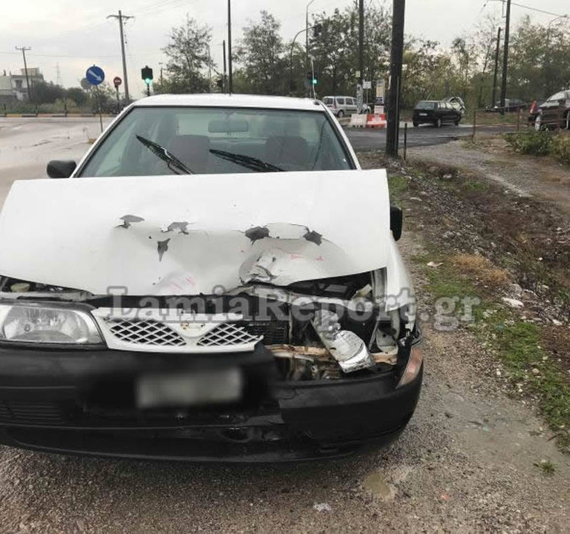 Λαμία: Τροχαίο με μηχανάκι - Τον έσωσε το κράνος (pics)