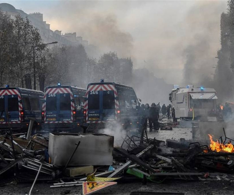 «Έξαλλος» ο Μακρόν με τα «κίτρινα γιλέκα»: «Αυτό δεν ήταν διαδήλωση, ήταν πόλεμος» (Pics+Vids)