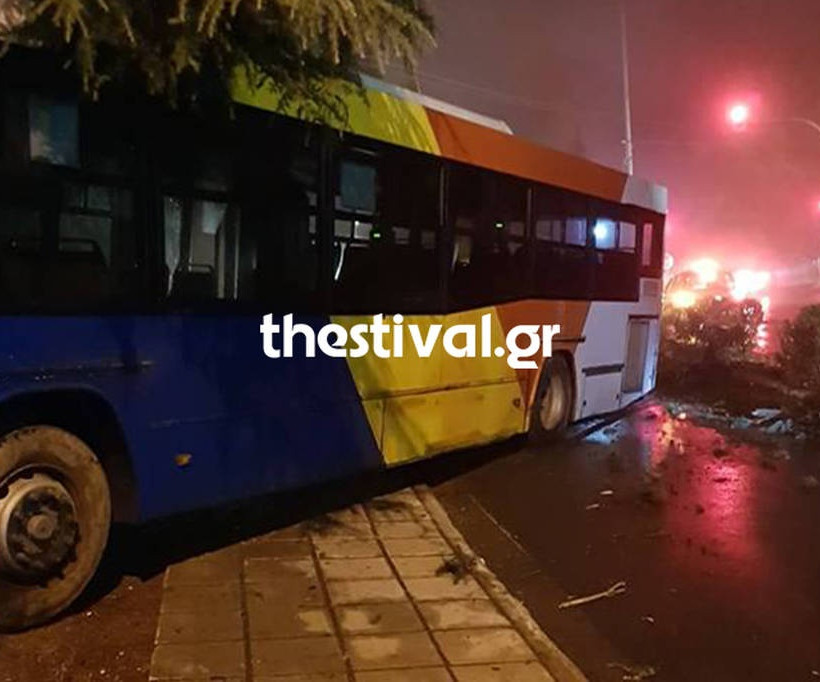 Τροχαίο με λεωφορείο του ΟΑΣΘ: «Καρφώθηκε» σε φράχτη σπιτιού (pics)