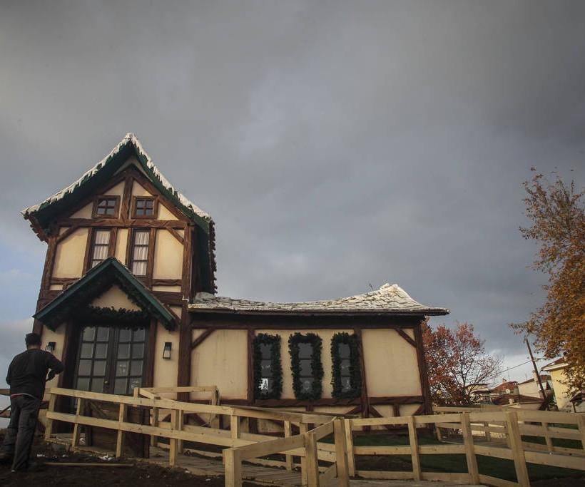 Τρίκαλα: Πυρετώδεις προετοιμασίες για το «Μύλο των ξωτικών» που μαγεύει μικρούς και μεγάλους (pics)