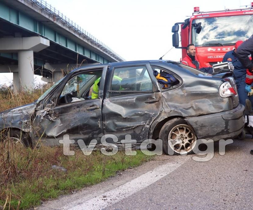 Λαμία: Αυτοκίνητο έπεσε πάνω σε φορτηγό - Στο νοσοκομείο ο ένας οδηγός (pics)