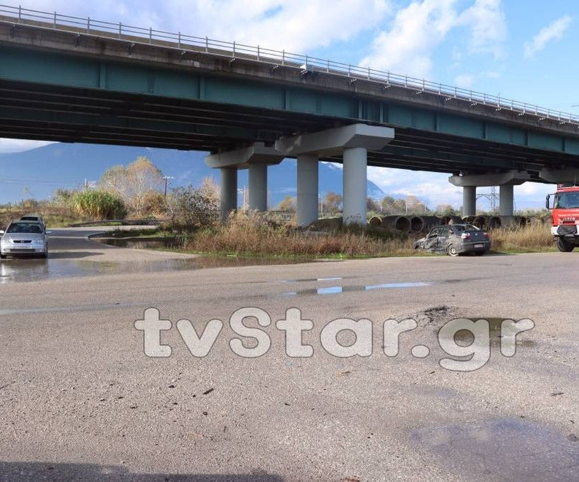 Λαμία: Αυτοκίνητο έπεσε πάνω σε φορτηγό - Στο νοσοκομείο ο ένας οδηγός (pics)