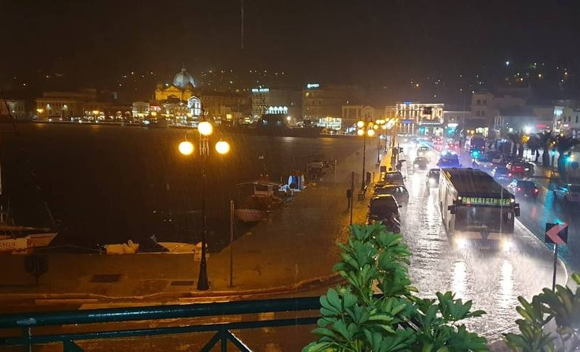 Καιρός: Προβλήματα από τη σφοδρή βροχόπτωση στη Μυτιλήνη