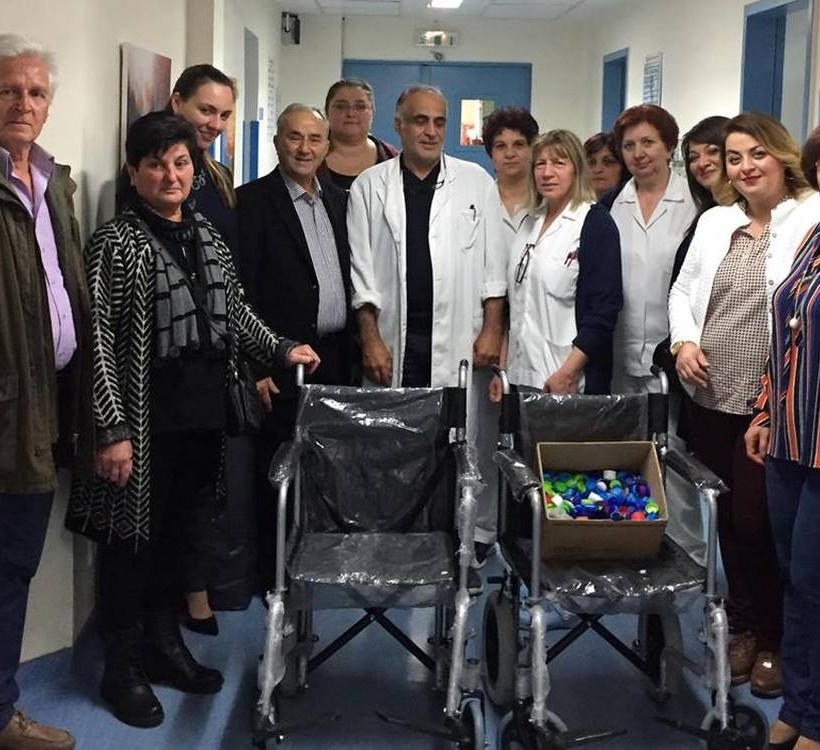 Η Εύξεινος Λέσχη Χαρίεσσας παρέδωσε τρία αναπηρικά αμαξίδια συλλέγοντας πλαστικά καπάκια