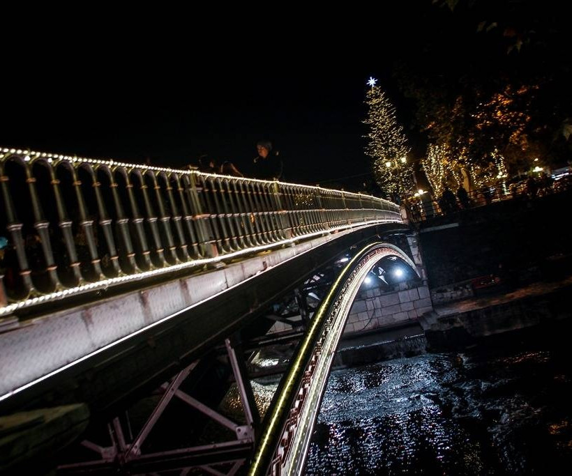 Φωταγωγήθηκε το πιο ψηλό φυσικό χριστουγεννιάτικο δέντρο στην Ελλάδα - Πού βρίσκεται (pics)