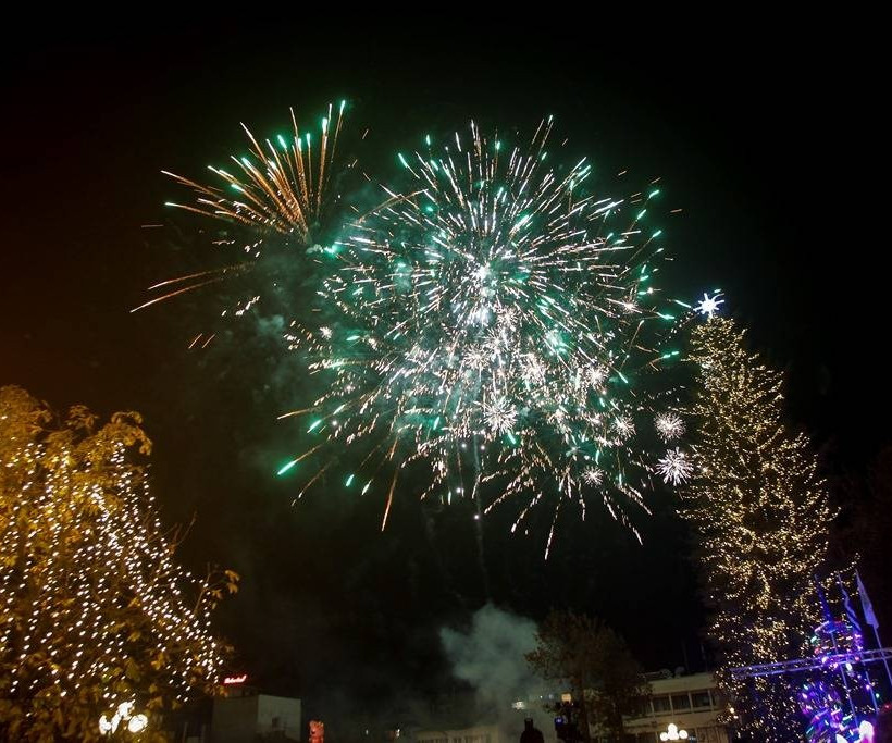 Φωταγωγήθηκε το πιο ψηλό φυσικό χριστουγεννιάτικο δέντρο στην Ελλάδα - Πού βρίσκεται (pics)