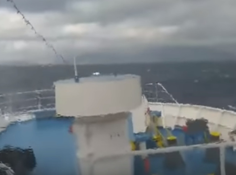 Συγκλονιστικές φωτογραφίες: Μανιασμένα κύματα «καταπίνουν» το Fast Ferries Andros