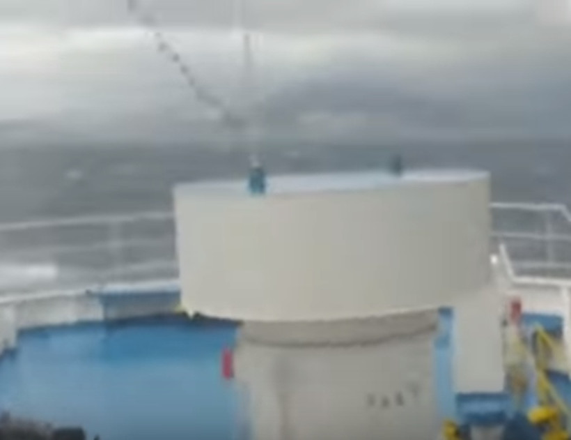 Συγκλονιστικές φωτογραφίες: Μανιασμένα κύματα «καταπίνουν» το Fast Ferries Andros