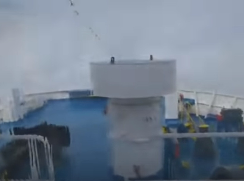 Συγκλονιστικές φωτογραφίες: Μανιασμένα κύματα «καταπίνουν» το Fast Ferries Andros