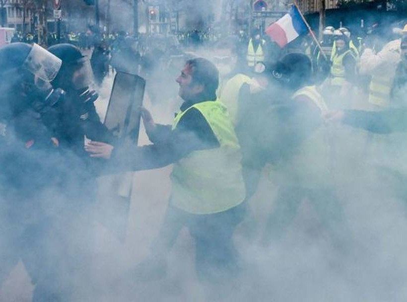 «Βομβαρδισμένο» τοπίο το Παρίσι: Συγκρούσεις, συλλήψεις και τραυματίες με φόντο τα «κίτρινα γιλέκα»
