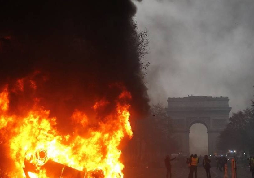 «Βομβαρδισμένο» τοπίο το Παρίσι: Συγκρούσεις, συλλήψεις και τραυματίες με φόντο τα «κίτρινα γιλέκα»