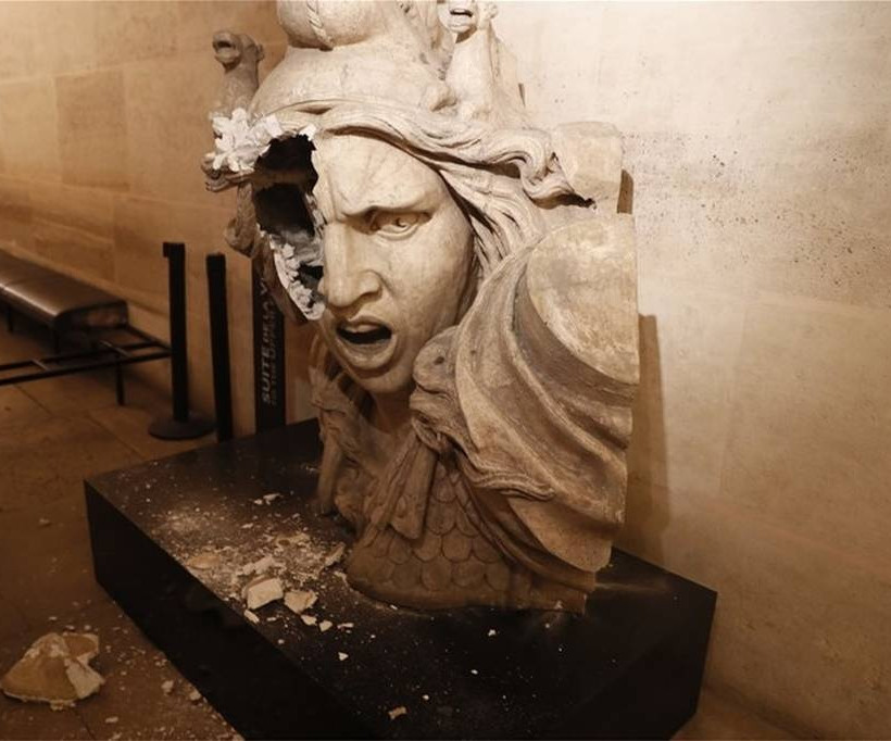 «Βομβαρδισμένο» τοπίο το Παρίσι: Συγκρούσεις, συλλήψεις και τραυματίες με φόντο τα «κίτρινα γιλέκα»