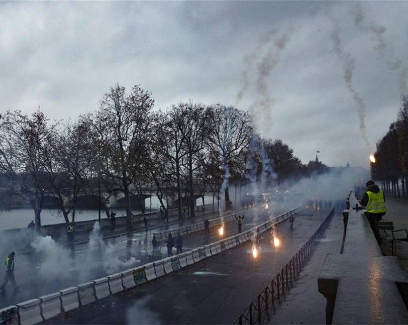 «Βομβαρδισμένο» τοπίο το Παρίσι: Συγκρούσεις, συλλήψεις και τραυματίες με φόντο τα «κίτρινα γιλέκα»