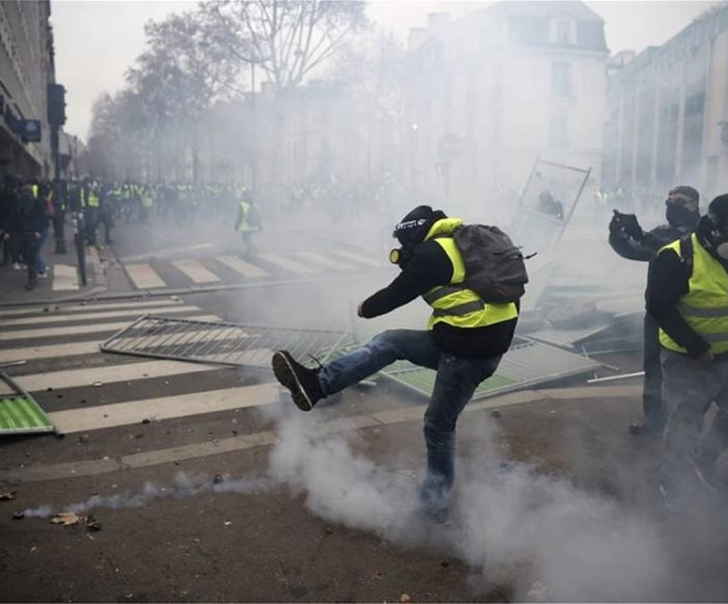 «Βομβαρδισμένο» τοπίο το Παρίσι: Συγκρούσεις, συλλήψεις και τραυματίες με φόντο τα «κίτρινα γιλέκα»
