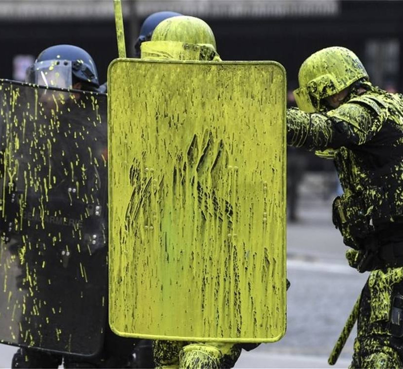 «Βομβαρδισμένο» τοπίο το Παρίσι: Συγκρούσεις, συλλήψεις και τραυματίες με φόντο τα «κίτρινα γιλέκα»