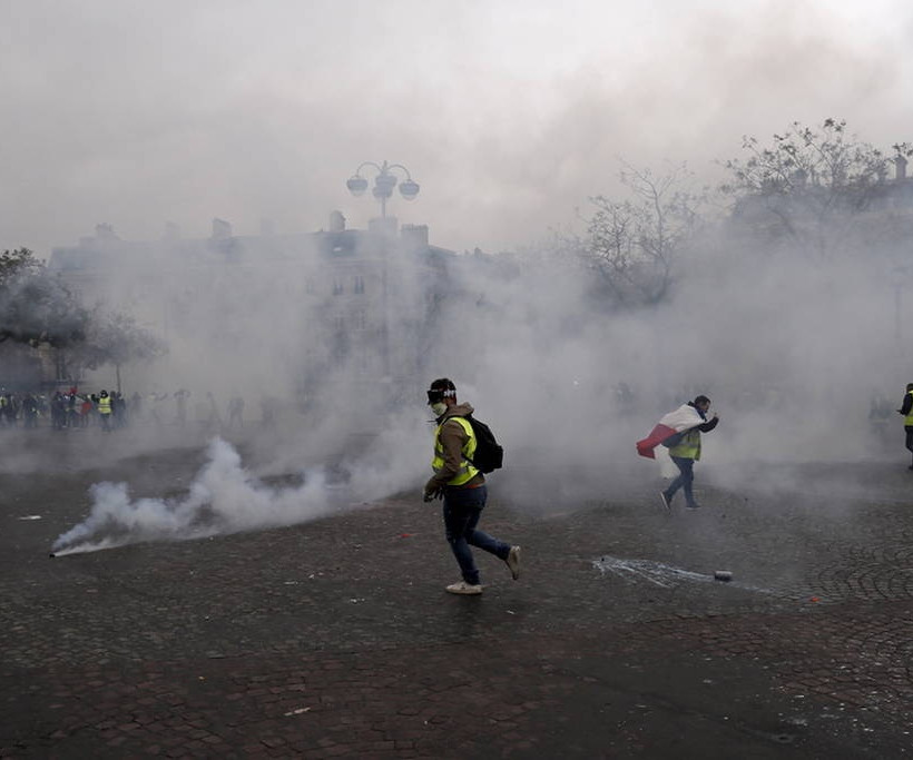 Πεδίο μάχης το Παρίσι: Επεισόδια και δακρυγόνα σε διαδήλωση των «κίτρινων γιλέκων» (pics)