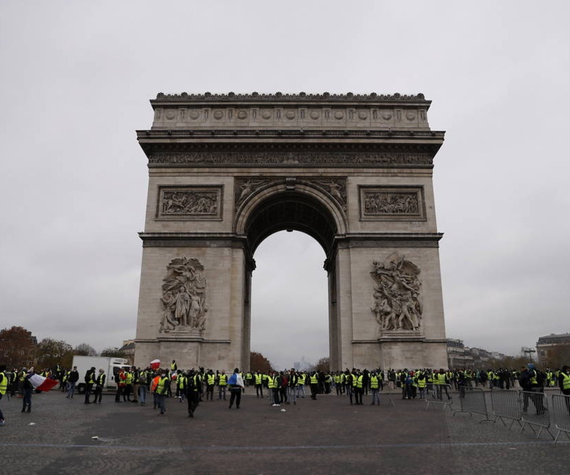 Πεδίο μάχης το Παρίσι: Επεισόδια και δακρυγόνα σε διαδήλωση των «κίτρινων γιλέκων» (pics)