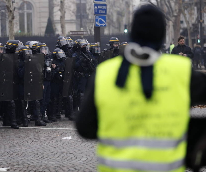 Πεδίο μάχης το Παρίσι: Επεισόδια και δακρυγόνα σε διαδήλωση των «κίτρινων γιλέκων» (pics)