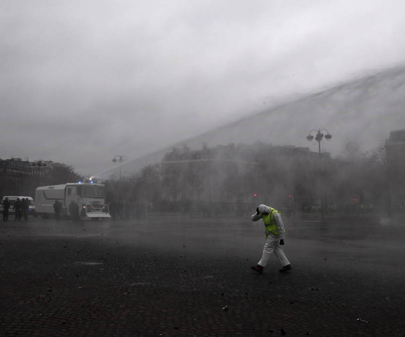 Πεδίο μάχης το Παρίσι: Επεισόδια και δακρυγόνα σε διαδήλωση των «κίτρινων γιλέκων» (pics)
