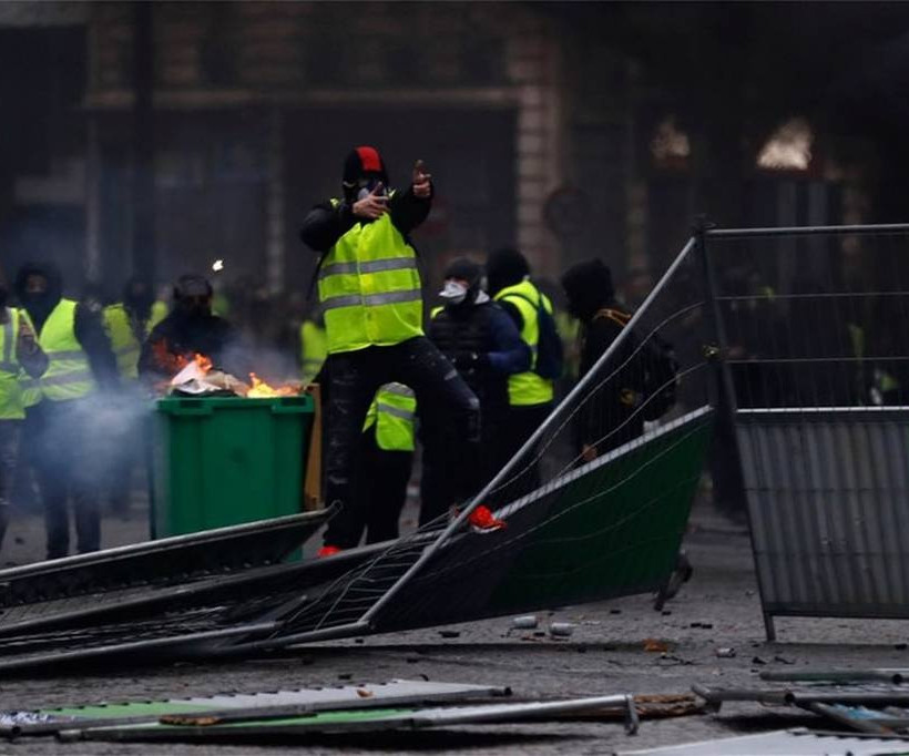 «Βομβαρδισμένο» τοπίο το Παρίσι: Συγκρούσεις, συλλήψεις και τραυματίες με φόντο τα «κίτρινα γιλέκα»