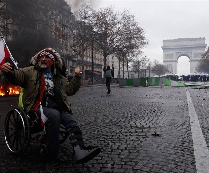 «Βομβαρδισμένο» τοπίο το Παρίσι: Συγκρούσεις, συλλήψεις και τραυματίες με φόντο τα «κίτρινα γιλέκα»