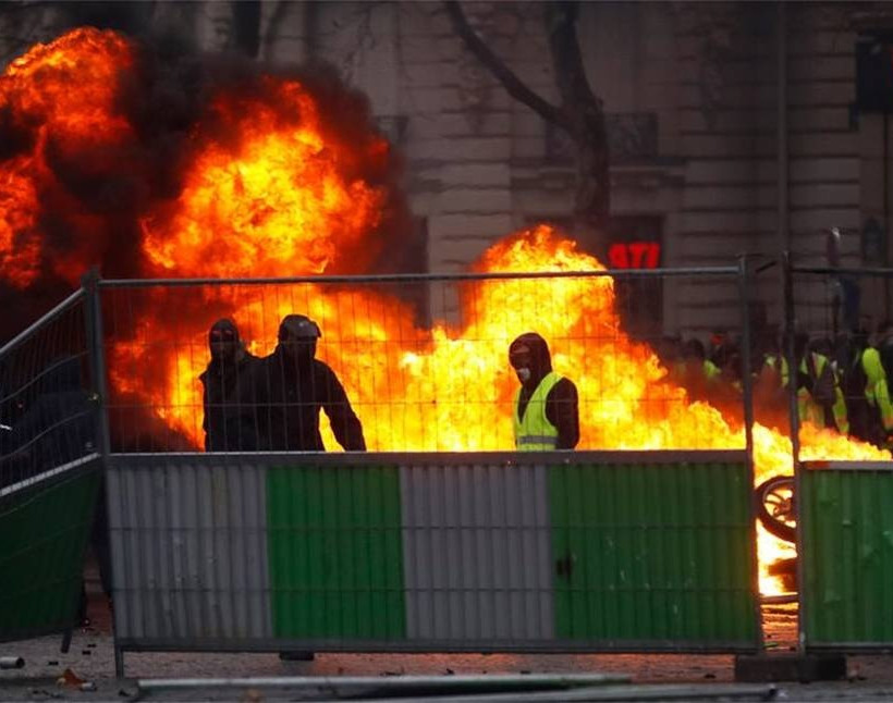 «Βομβαρδισμένο» τοπίο το Παρίσι: Συγκρούσεις, συλλήψεις και τραυματίες με φόντο τα «κίτρινα γιλέκα»