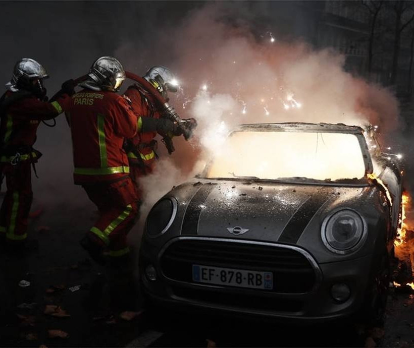 «Βομβαρδισμένο» τοπίο το Παρίσι: Συγκρούσεις, συλλήψεις και τραυματίες με φόντο τα «κίτρινα γιλέκα»