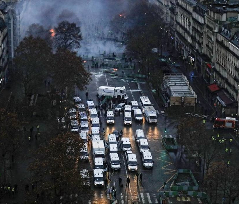 «Βομβαρδισμένο» τοπίο το Παρίσι: Συγκρούσεις, συλλήψεις και τραυματίες με φόντο τα «κίτρινα γιλέκα»