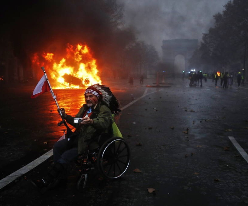 Κρίση στη Γαλλία: Έκτακτη σύσκεψη συγκαλεί ο Μακρόν μετά τα βίαια επεισόδια στο Παρίσι (pics&vids)