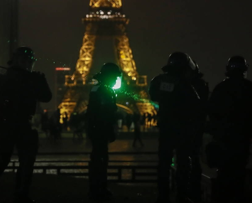 «Κίτρινα γιλέκα»: Ο Μακρόν αναζητά λύση στο χάος - «Ματωμένη» πόλη το Παρίσι (pics&vids)