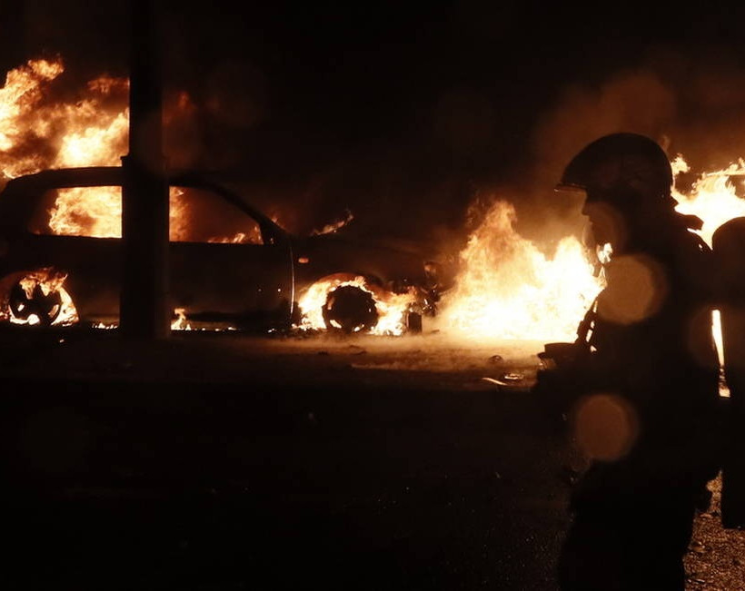 «Κίτρινα γιλέκα»: Ο Μακρόν αναζητά λύση στο χάος - «Ματωμένη» πόλη το Παρίσι (pics&vids)