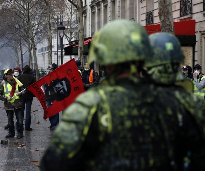 «Κίτρινα γιλέκα»: Ο Μακρόν αναζητά λύση στο χάος - «Ματωμένη» πόλη το Παρίσι (pics&vids)